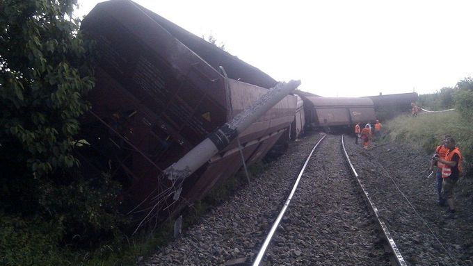Na Vyškovsku vykolejilo 13 z 25 vagonů nákladního vlaku. Drážní ispekce zjistila, že na vině jsou závadné šrouby na kolejích