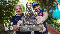 Josef Macháček a navigátor Pavel Vyoral s trofejí pro vítěze kategorie buginových prototypů na Rallye Dakar 2021