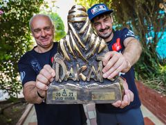 Josef Macháček a navigátor Pavel Vyoral s trofejí pro vítěze kategorie buginových prototypů na Rallye Dakar 2021.
