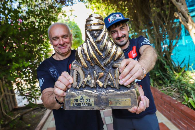 Josef Macháček a navigátor Pavel Vyoral s trofejí pro vítěze kategorie buginových prototypů na Rallye Dakar 2021.