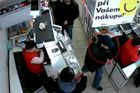 Zloděj napochodoval do obchodu, odnesl si 200 tisíc