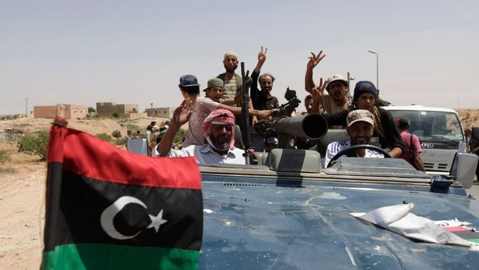Libyjští povstalci jsou už podle Britů oficiálními představiteli země.