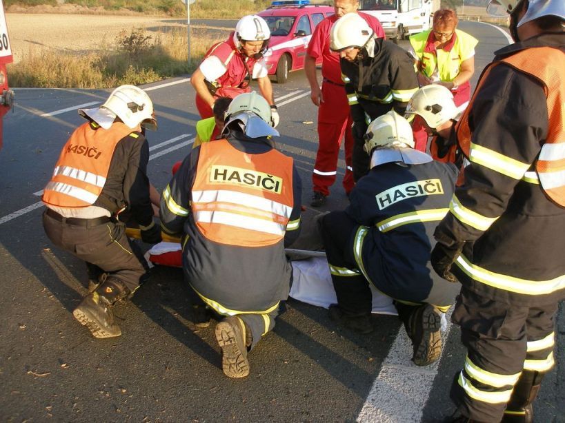 Nehoda zablokovala přivaděč na D11