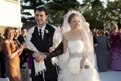 Chelsea, jejíž dospívání sledoval celý svět, se vdala