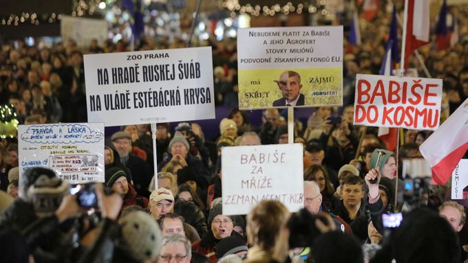 Foto: Podívejte se, jak lidé v Praze demonstrovali proti Babišovi