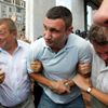 Ukrajinský boxer a vůdce politické strany UDAR Vitalij Kličko po policejním zásahu slzným plynem v ukrajinském Kyjevě.