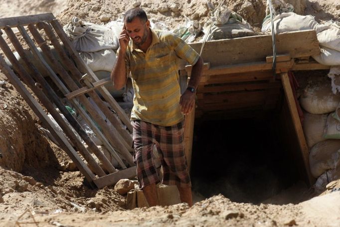 19 Titulek: Gaza's tunnel mugglers on Egypt border mostly idle Popis: A Palestinian man talks on a cell phone outside a smuggling tunnel beneath the Egyptian-Gaza border in Rafah, in the southern Gaza, October 8, 2013. Gaza's tunnel smugglers along the border with Egypt are mostly idle these days. Since the summer, Egypt's military has tried to destroy or seal off most of the smuggling tunnels under the Gaza-Egypt border, a consequence of the heightened tensions between Cairo and the Hamas government in Gaza which is suffering a bad economic recession.