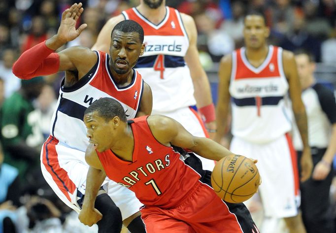 Kyle Lowry a John Wall v zápase Washington - Toronto