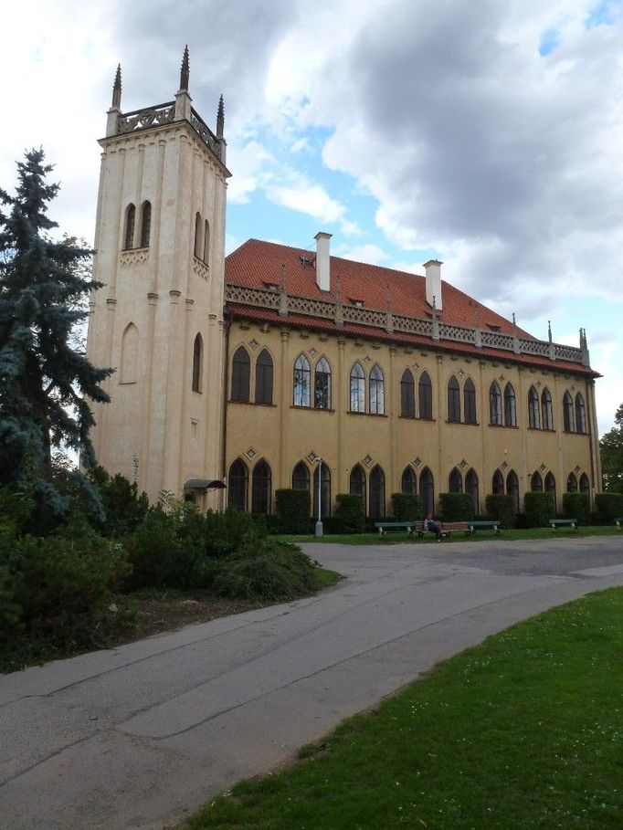 Místodržitelský letohrádek na Praze 7 v Bubeneči. Nejstarší známá zpráva o Bubenči, který byl v dřívějších dobách nazýván Ovenec, se vztahuje k roku 1197. Na tomto území náležela část pozemků českým králům, kteří zde počátkem 14. století zřídili oboru. V této oboře byl na nejvýše položeném místě při jejím jižním okraji vystavěn v letech 1495 - 1502 lovecký zámek. Z původní stavby se zachovala věž se schodištěm zakončeným sloupem, na němž je kamenná plastika lva se štítem zdobeným monogramem krále Vladislava Jagellonského. Pravděpodobně po polovině 16. století byl původně gotický objekt přestavěn v jednopatrový renesanční zámek obdélníkového půdorysu. Při obléhání Prahy v r. 1648 se stal dočasným sídlem švédského generála A. Wittenberga, a proto nebyl nepřátelským vojskem poškozen. Časem zámek chátral, a protože se měl stát letním sídlem nejvyššího purkrabí, bylo počátkem 19. století rozhodnuto jej zrekonstruovat. V roce 1804 byl projektem přestavby pověřen profesor pražské techniky Jiří Fischer, vlastní přestavbu provedl Jan Filip Jöndl. Adaptace dala fasádě tohoto objektu novogotický ráz, ale interiéry ponechala bez zásahu. Od roku 1849 byl letohrádek propůjčován místodržícím jako jejich letní sídlo, a odtud dostal i své pojmenování. Dnes je v letohrádku umístěno oddělení novin a časopisů Národního muzea.