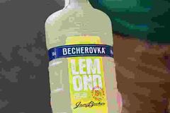 Becherovka začala vyrábět "slabší" Lemond. Kvůli zákazu