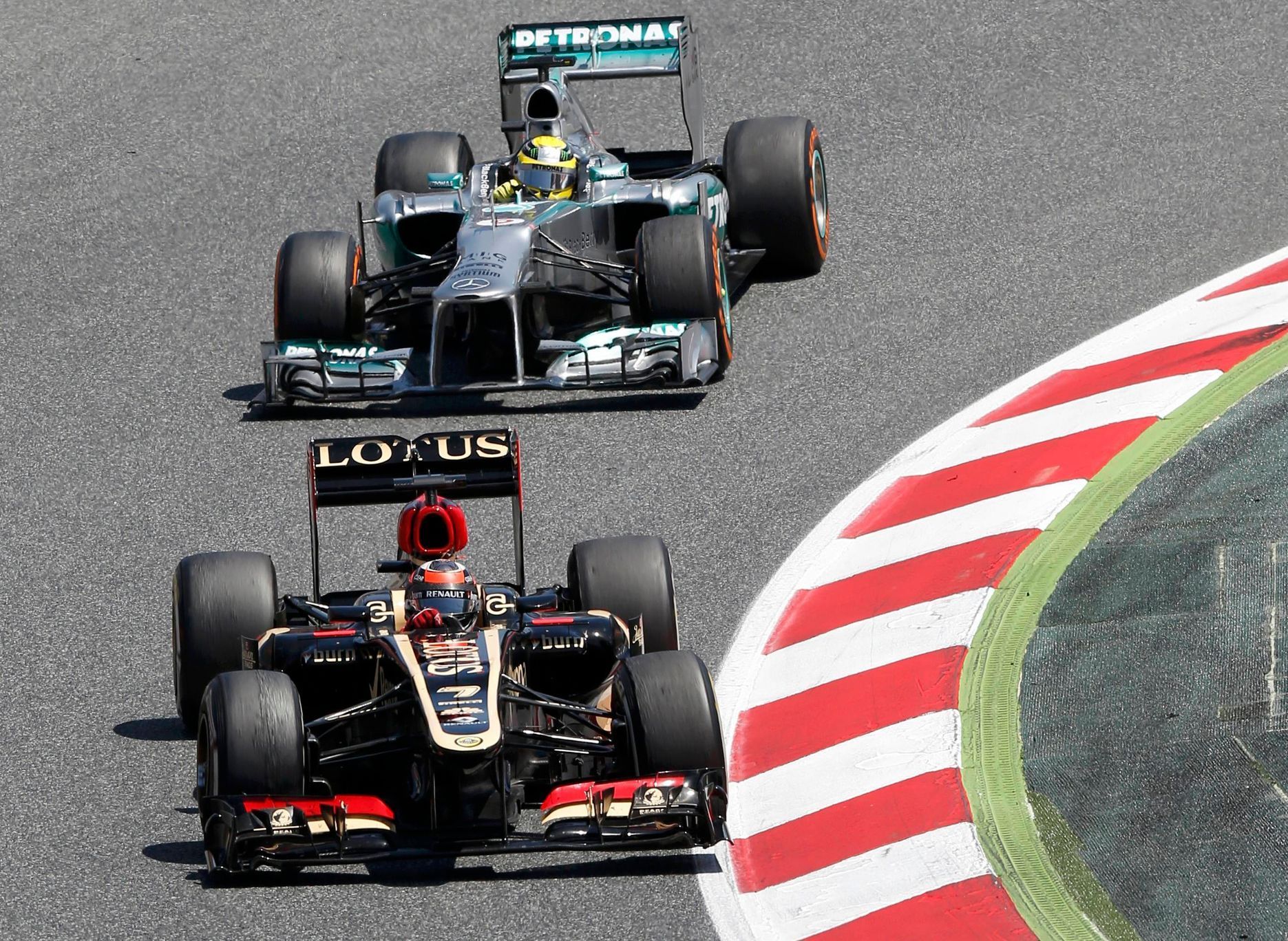 Formule 1, VC Španělska: Kimi Räikkönen, Lotus a Lewis Hamilton, Mercedes