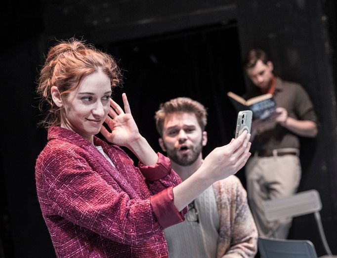 Marta Dancingerová jako Kiki, Jakub Burýšek coby Jordan a Václav Šanda v roli Willa.