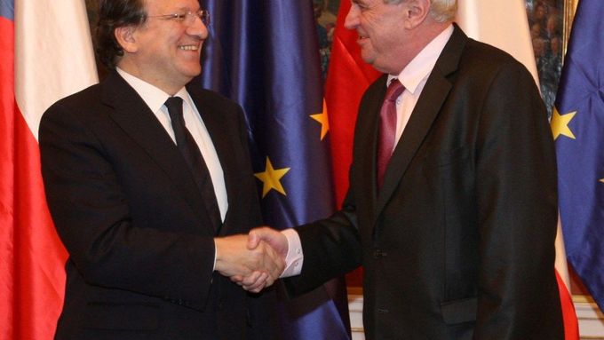 European Commission President Barroso (L) and Czech President Milos Zeman