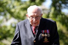 Zemřel stoletý britský veterán Tom Moore, který proslul sbírkou na pomoc proti covidu