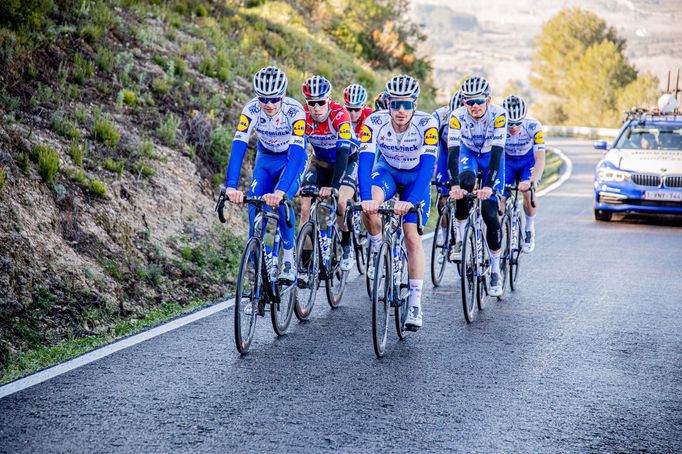 Cyklistický tým Deceuninck - Quick-Step na kempu ve Španělsku.