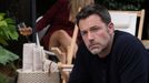 Ana de Armasová v roli Melindy a Ben Affleck jako Vic.