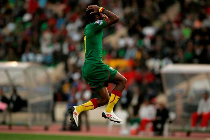 Kamerunec Jean Makoun slaví gól v kvalifikaci o MS do sítě Maroka.
