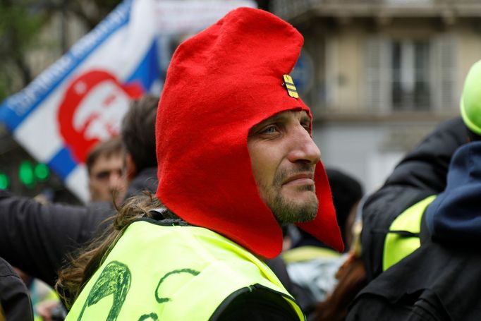 Účastníci sociálního protestu takzvaných žlutých vest blokovali od sobotního rána kruhové křižovatky na jihu Francie.