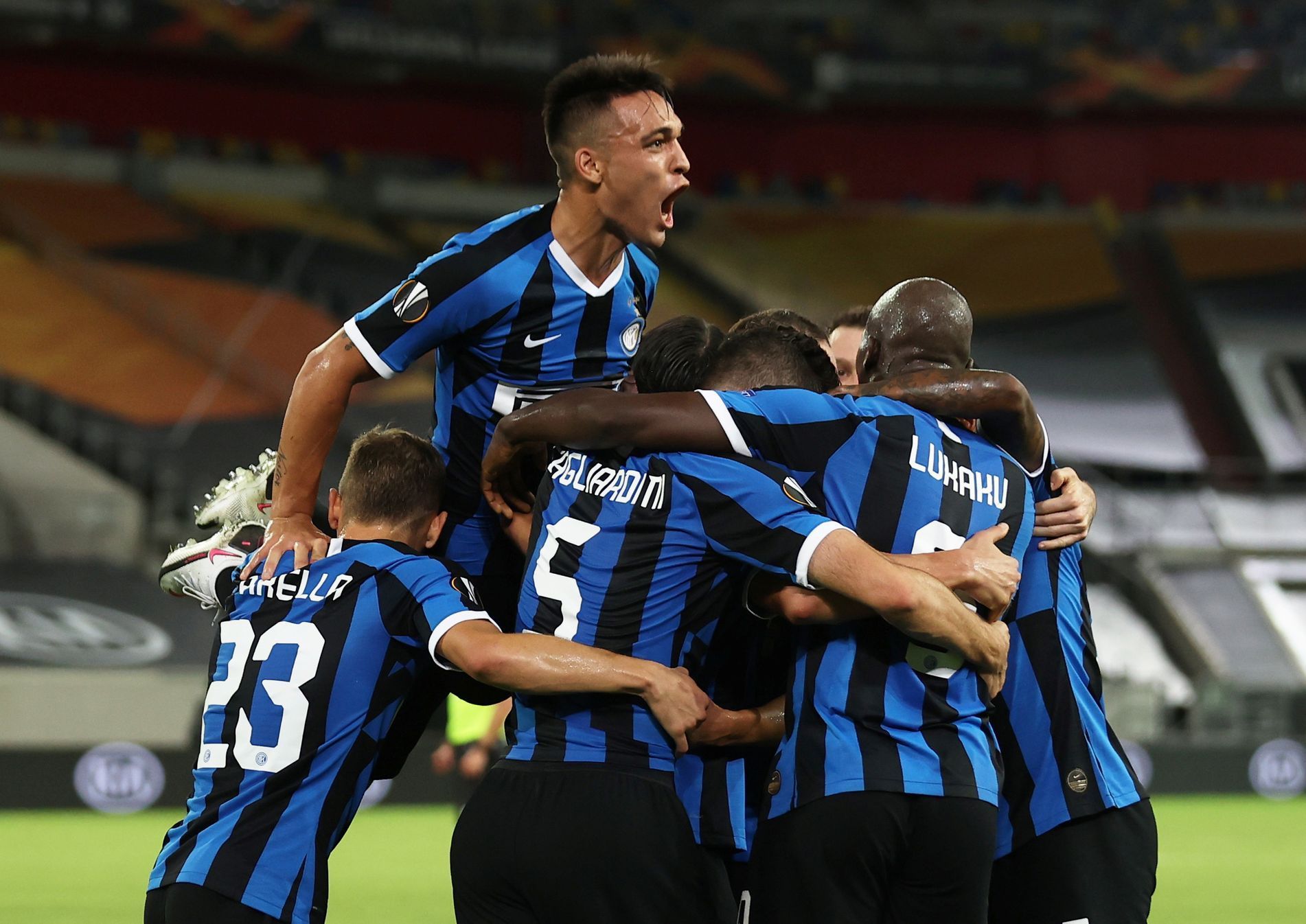Danilo D'Ambrosio slaví gól v semifinále Evropské ligy Inter Milán - Šachtar Doněck