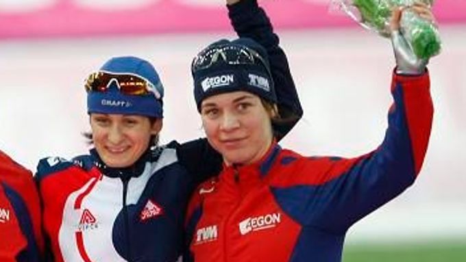Martina Sáblíková (uprostřed) po závodu na 3000 m. Vedle ní Renate Groenewoldová a Paulien van Deutekomová