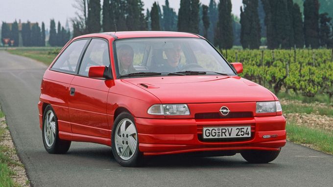 První Opel Astra se představil přesně před 30 lety, 1. srpna 1991.