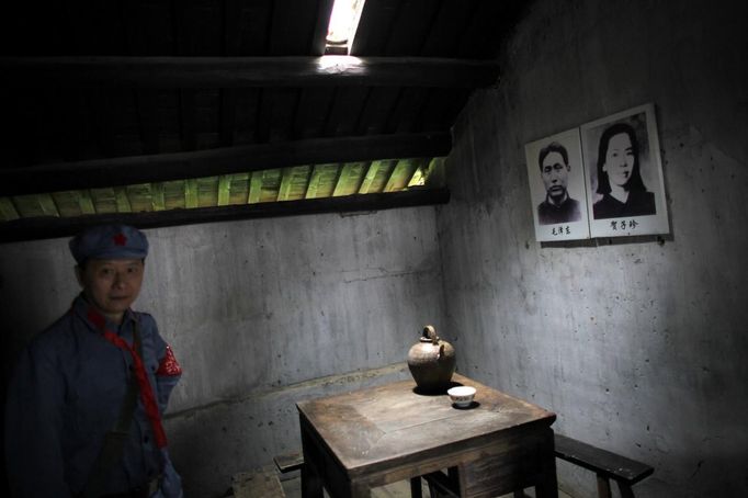 A mid-level government official dressed in a red army uniform visits an old house where former Chinese leader Mao Zedong used to live, during a five-day training course at the communist party school called China Executive Leadership Academy of Jinggangshan, in Jiangxi province September 21, 2012. China Executive Leadership Academy was established in 2005 by the Central Committee of the Communist Party of China, after the 16th Communist Party Congress in 2002. By the end of August 2012, the academy has held 789 training classes for almost 40,000 people. During the course, trainees listen and sing revolutionary songs, visit old revolutionary sites and review historical communist materials. China has yet to announce the starting date for the 18th Communist Party Congress, China's biggest political meeting in a decade, which will see the transfer of power from President Hu Jintao and Premier Wen Jiabao to a new generation. REUTERS/Carlos Barria (CHINA - Tags: POLITICS SOCIETY) Published: Zář. 21, 2012, 3:35 odp.