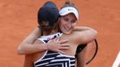 Markéta Vondroušová a Ashleigh Bartyová po finále French Open 2019