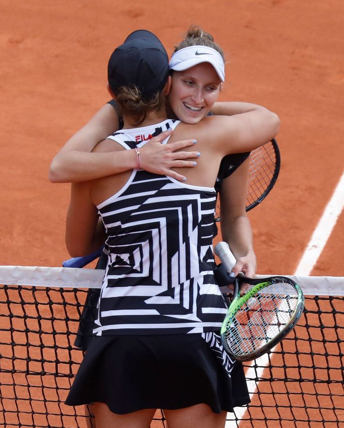 Markéta Vondroušová a Ashleigh Bartyová po finále French Open 2019