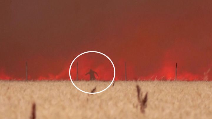 Na útěku z pekla. Video s hořícím Španělem obletělo svět, boj s ohněm prohrál; Zdroj foto: Reuters