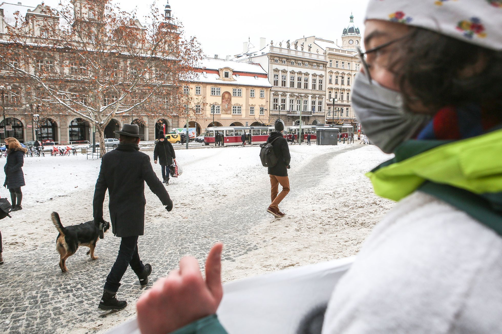 Protest studentů v županech za návrat do škol a podporu petice Nesmíme obětovat děti, 11. únor 2021