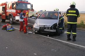 Nehoda dvou aut zablokovala silnici z Hradce
