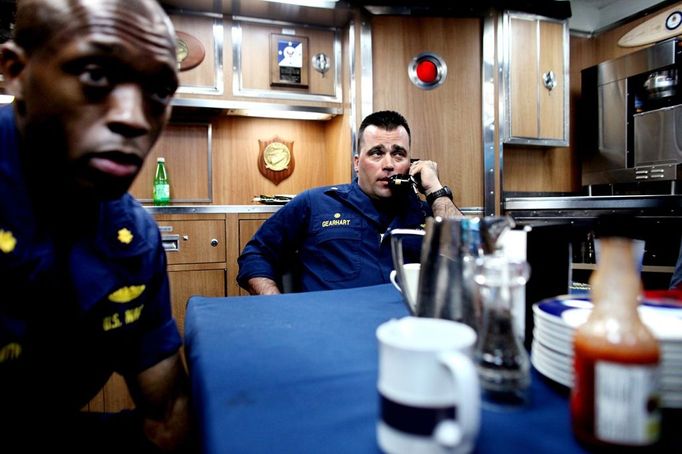 April 24, 2011 - Cape Canaveral, Florida, U.S. - -- Cape Canaveral, Fla. -- In the wardroom Commander John Gearhart, right, shown with Lieutenant Commander Melvin Smith, executive officer, speaks with the control room aboard the USS Annapolis (SSN 760), a S6G nuclear reactor powered fast attack submarine, sailing from Port Canaveral in Cape Canaveral on Sunday. The USS Annapolis measures 362 ft. in length and 33 ft. at the beam, a diving depth of over 400 ft., 27+ mph, 12 vertical launch missile tubes, 4 torpedo tubes, and a crew of 130 enlisted submariners. The submarine was commissioned April 11, 1992 with its homeport in Groton, Connecticut. USS Annapolis sailed to the 21st Anniversary of Fleet Week at Port Everglades, Fort Lauderdale. (Credit Image: © Gary Coronado/The Palm Beach Post) ( automatický překlad do češtiny )