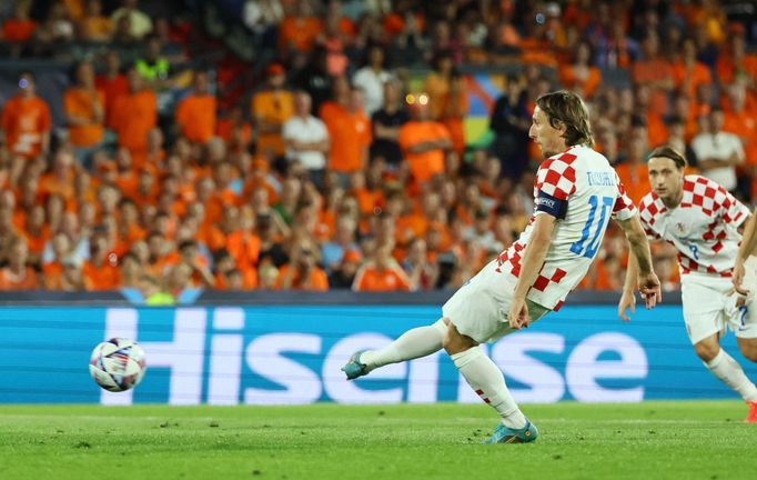 Luka Modrič v semifinále fotbalové Ligy národů mezi Nizozemskem a Chorvatskem