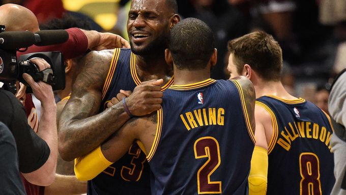 Radující se basketbalisté Clevelandu v čele s hvězdou LeBronem Jamesem.