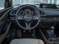 Interiér vychází z Mazdy 3. Líbí se nám nový palubní systém, který oproti staršímu SUV CX-5 znamená velký krok kupředu.