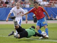 Gólman Petr se nevyznamenal jen při penaltách - na snímku likviduje gólovou šanci Adrianu Lopezovi.