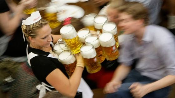 Pivo, dirndl, lederhose. Bavoři ožili, mají Oktoberfest