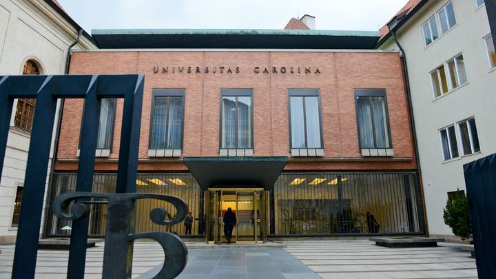 Univerzita Karlova jí kvůli opisování vzala titul, z krajského soudu ji propustili