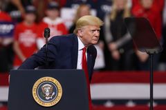 Svědčil při impeachmentu proti Trumpovi, Bílý dům se poradce zbavil