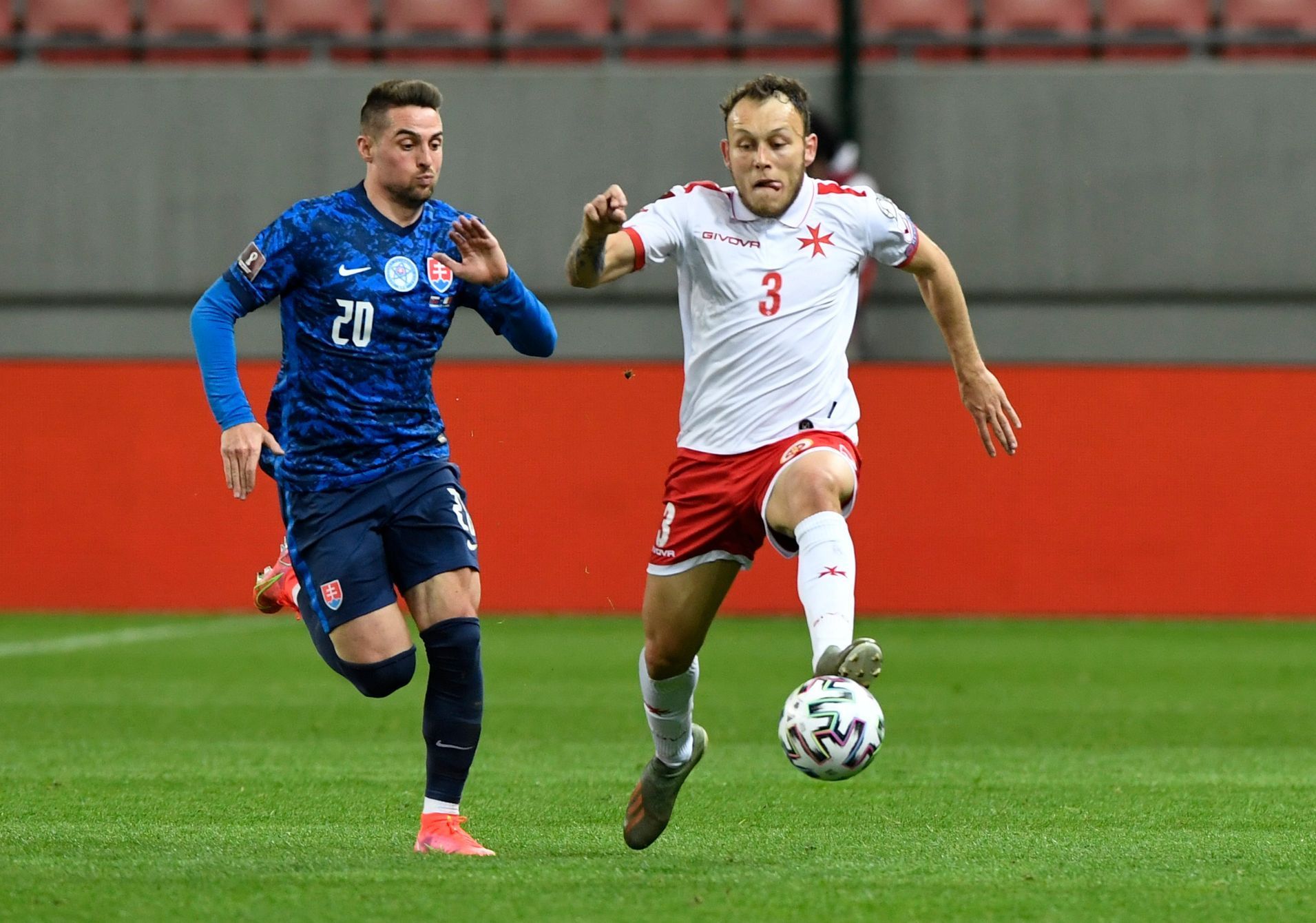 Róbert Mak a Ryan Camenzuli v zápase kvalifikace MS 2022 Slovensko - Malta