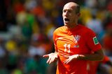Velmi překvapivě se na evropský šampionát nepodívá reprezentace Nizozemska a společně s ní i několik jejích hvězd. Jednou z nich je záložník Bayernu Mnichov Arjen Robben, který by však na turnaji pravděpodobně scházel, i kdyby jeho země do Francie postoupila. Má totiž zraněný lýtkový sval.