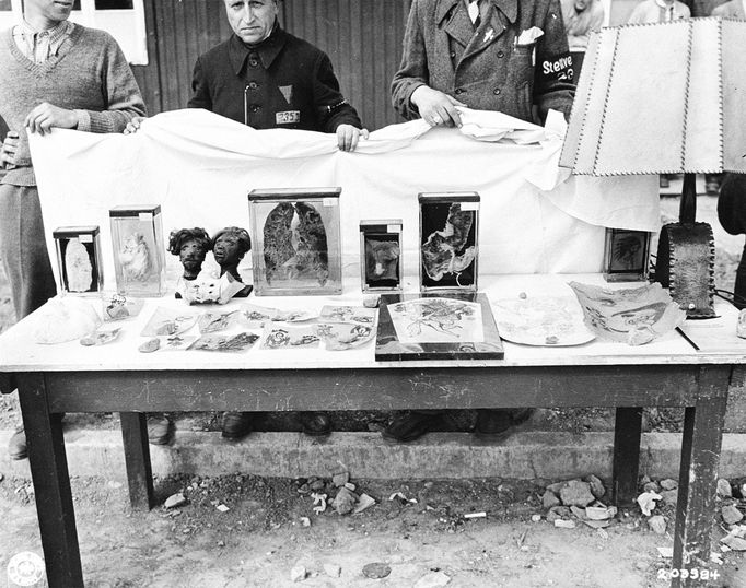 Fotografie z období osvobození koncentračního tábora Buchenvald. Duben 1945.