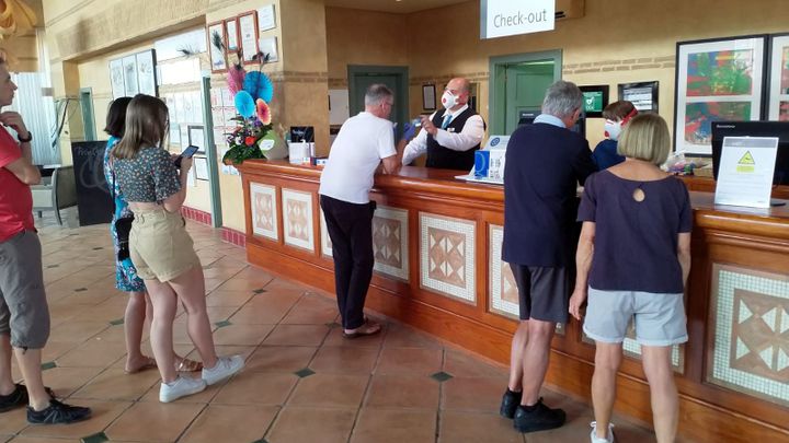 Máme tu 14 dní čekat s dítětem, zda to chytneme. To je šílené, říká Čech v karanténě