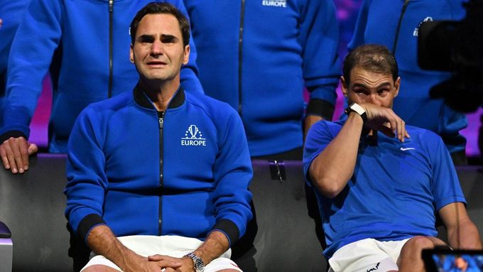 Federer při rozlučce rozplakal i Nadala. V hledišti je sledovali Gates či Rowlingová
