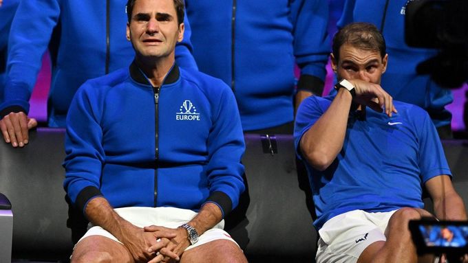 Federer při rozlučce rozplakal i Nadala. V hledišti je sledovali Gates či Rowlingová