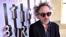 Tim Burton na vernisáži poslední pražské výstavy svých děl v roce 2014.