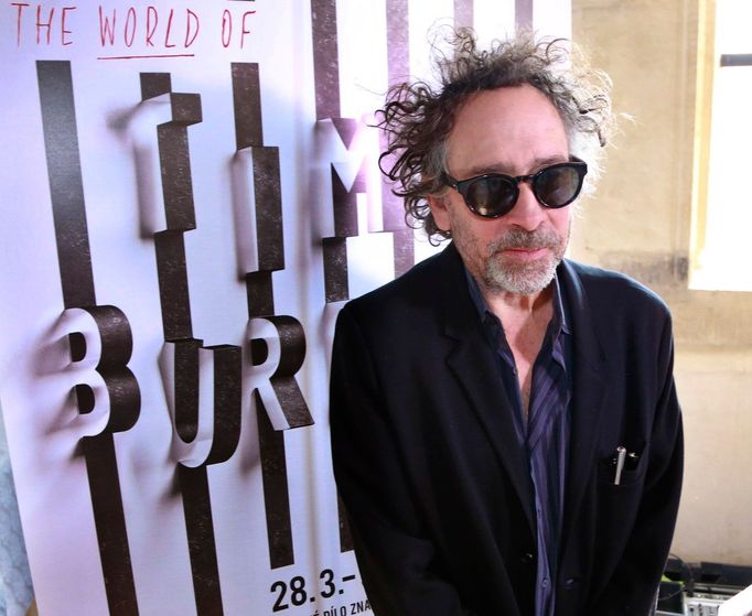 Tim Burton na vernisáži poslední pražské výstavy svých děl v roce 2014.