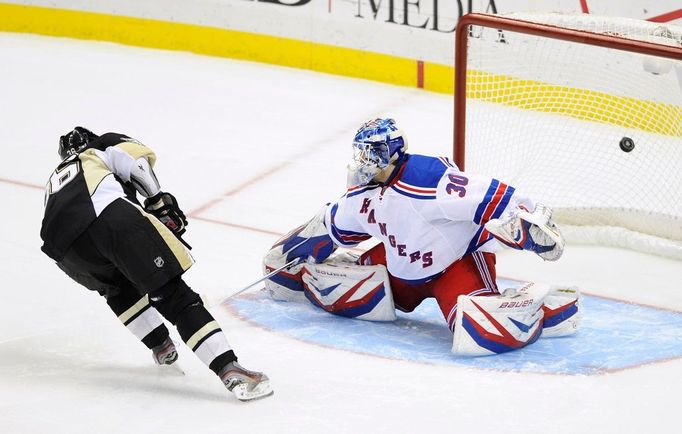 Jussi Jokinen z Pittsburghu překonává brankáře New Yorku Rangers Lundqvista.