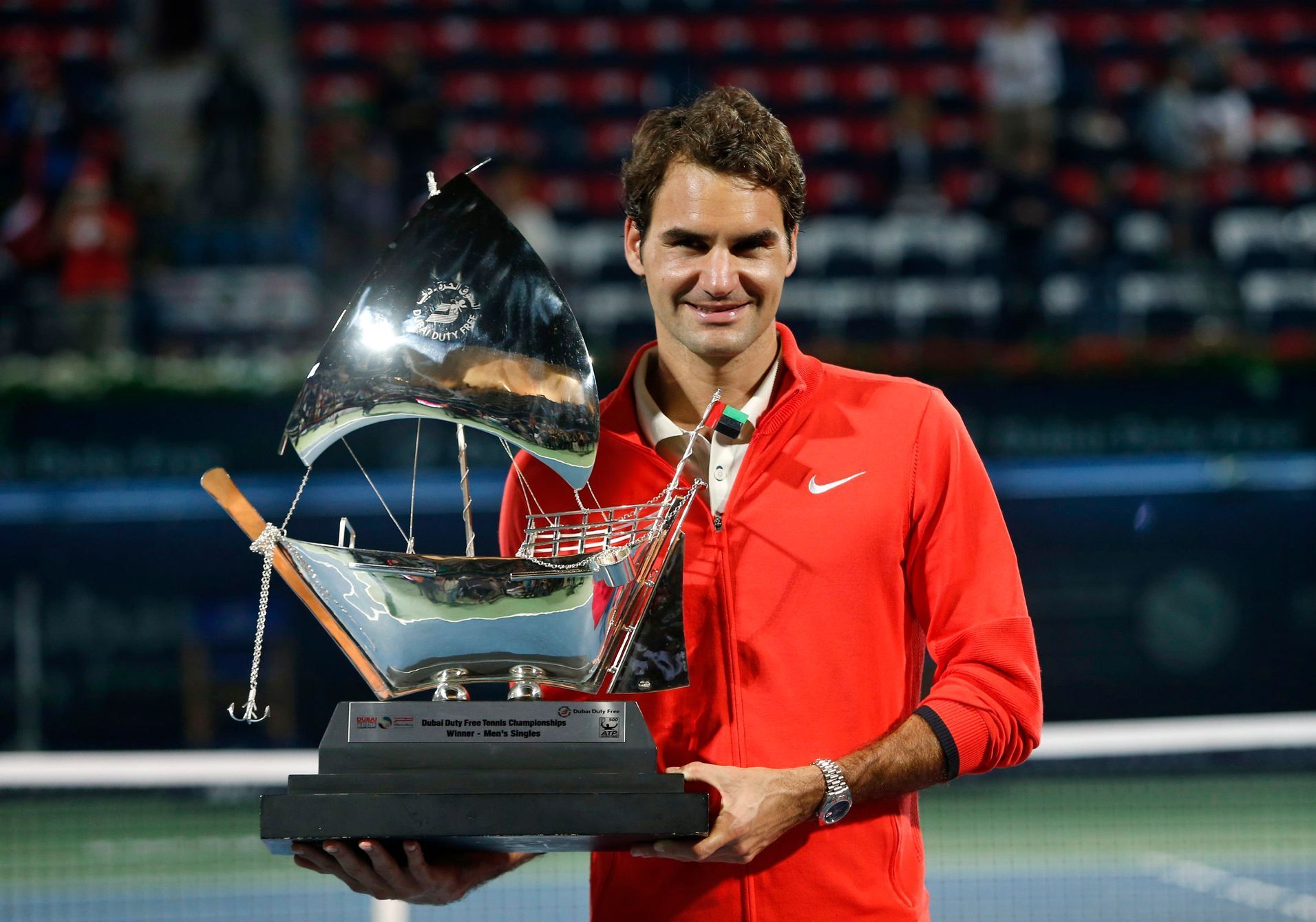 Roger Federer slaví triumf ve finále turnaje v Dubaji nad Tomášem Berdychem