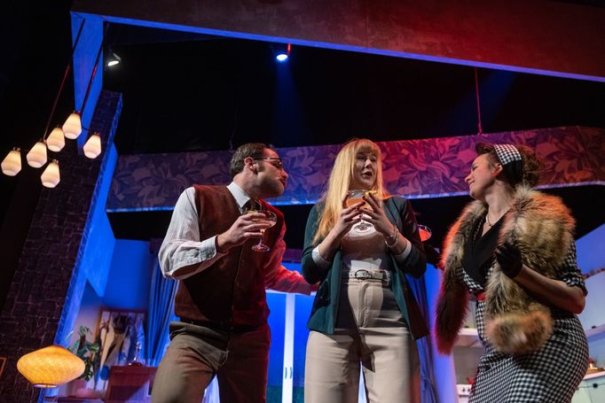 Jakub Tvrdík jako Johnny, Michala Gatialová coby Alex a Lucie Andělová v roli Judy.